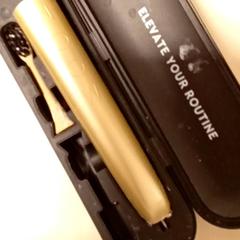 Brosse à dents électrique Gold, a été signalé par Mövenpick Hotel Amsterdam City Centre utilisant iLost