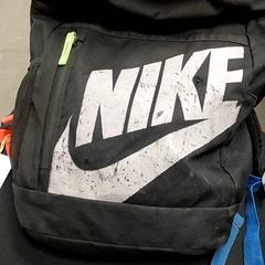 Saco Rugzak, como reportado por Centraal magazijn utilizando o iLost