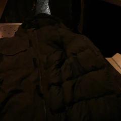 Giacca Zwarte jas, come riportato da Café Leentje utilizzando iLost