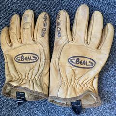 Lederen handschoenen, segundo informou a iLost