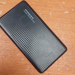 Zwarte Pineng powerbank, som rapportert til iLost