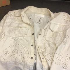 Bunda White, jak nahlášeno MEININGER Hotel Brussels City Center pomocí iLost