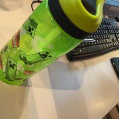 물 병 Green plastic, iLost를 사용하여 MEININGER Hotel Paris Porte de Vincennes에 보고됨