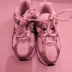くつ Nike がiLostで Van der Valk Hotel Schiphol によって報告されました