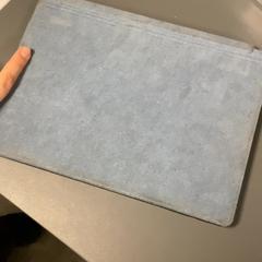 كمبيوتر محمول Microsoft Black، كما تم الإبلاغ عنه بواسطة MEININGER Hotel Copenhagen عبر iLost