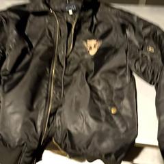 재킷 Zwart glans, iLost를 사용하여 Paaspop에 보고됨