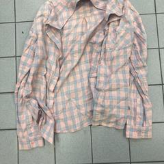 القميص Pink and Blue، كما تم الإبلاغ عنه بواسطة Ramada by Wyndham Amsterdam Airport Schiphol عبر iLost