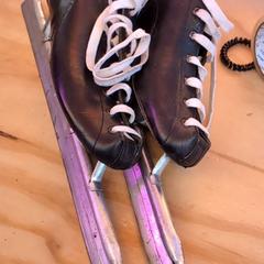 Patines de hielo Zwart, ha sido reportado por Schaatsbaan Rotterdam con iLost