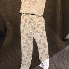 Pijamas Grijs/roze, como reportado por Van der Valk Hotel Zwolle utilizando o iLost