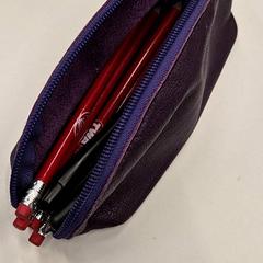 Etui Paars, gevuld met schrijfwaren, gemeldet von Universiteitsbibliotheek Universiteitskwartier über iLost