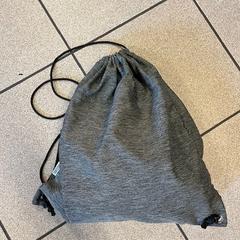 Saco & Saco de ginásio, como reportado por Regio Oost-Vlaanderen utilizando o iLost