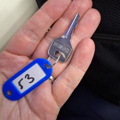 Sleutel met blauwe sleutelhanger, met nummer  : 53, segundo informou a iLost