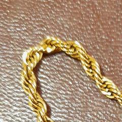 Pulseira de couleur or, como reportado por TCL utilizando o iLost