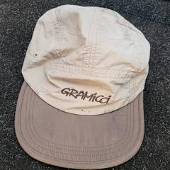 캡 Beige gramicci pet, iLost를 사용하여 Schaatsbaan Rotterdam에 보고됨