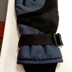 Glove, as reported by IKEA Strasbourg using iLost