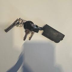 Chaves Pistool sleutel hanger. AXA sleutel, como reportado por Gemeente Rheden utilizando o iLost