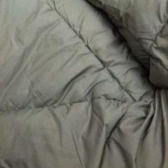 Cazadora negra con capucha, come riportato da IKEA Valladolid utilizzando iLost