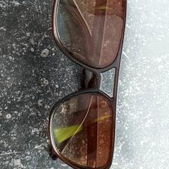 Szemüveg - Zonnebril., amint azt Centraal magazijn az iLost segítségével jelentette.