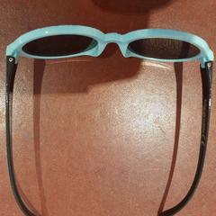 Lunette de soleil bleue, as reported by TCL using iLost