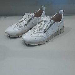 Tenisówki, zgłoszono przez Van der Valk Hotel Schiphol przy użyciu iLost