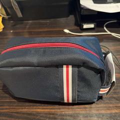 Toalettveske Blauw met rood, som rapportert av Van der Valk Rotterdam Blijdorp ved bruk av iLost