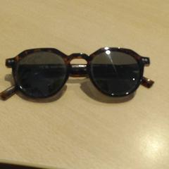 Slnečné okuliare bruin, ako bolo nahlásené Walibi Holland pomocou iLost