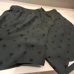 Shorts de baño, ha sido reportado por Van der Valk Hotel Schiphol con iLost