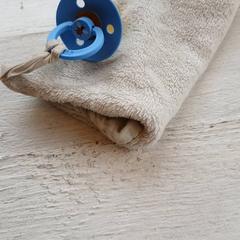 Tettarella met doekje, come riportato da DierenPark Amersfoort utilizzando iLost