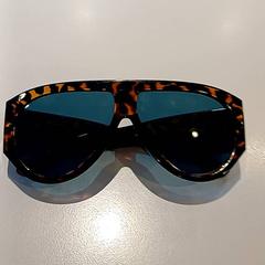 نظارات شمسية، كما تم الإبلاغ عنه بواسطة Padualaan 97 عبر iLost