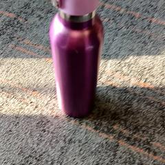 Bouteille Donker roze, a été signalé par Connexxion Amstelland-Meerlanden Schiphol Zuid utilisant iLost