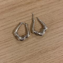 Boucle d'oreille & Boucles d'oreilles, a été signalé par Pathé Tuschinski utilisant iLost