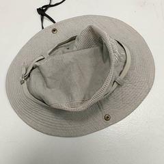 Kleding - hoed grijs, a été signalé par Centraal magazijn utilisant iLost