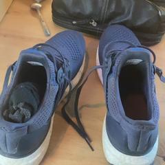 Topánka & Toaletná taška toilett, ako bolo nahlásené MEININGER Hotel Köln West pomocou iLost