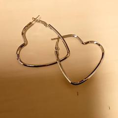 イヤリング がiLostで Mövenpick Hotel Amsterdam City Centre によって報告されました