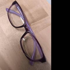 Irakurtzeko betaurrekoak morado / cristal salido, gisa salatu by IKEA Valladolid iLost erabiliz