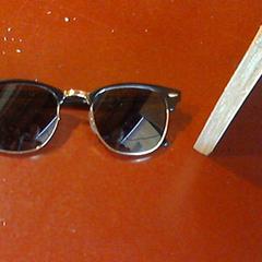 Zonnebril Zwart, amint azt Apenheul az iLost segítségével jelentette.