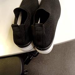 Sapatos Zwart, como reportado por Heidelberglaan 7 utilizando o iLost