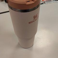 Drinking cup Roze, as reported by Vrije Universiteit Amsterdam using iLost