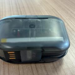 Porta taps per les orelles, segons ha informat Connexxion Amstelland-Meerlanden Schiphol Zuid mitjançant iLost