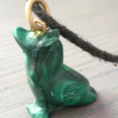 Ketting met hanger van groene steen, dierfiguur, jak bylo nahlášeno na iLost