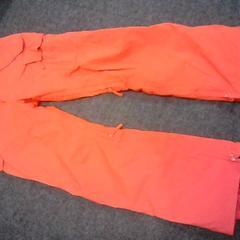 Pantalón & Pantalones de esquí rood, ha sido reportado por SnowWorld Landgraaf con iLost
