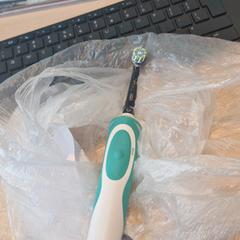 Elektrická zubná kefka groen en wit, ako bolo nahlásené Haven Hotel Rotterdam pomocou iLost