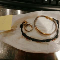 Jewels ( 1 ring and bracelets), a été signalé par MEININGER Hotel Bruxelles Gare du Midi utilisant iLost