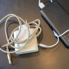Adaptateur Charger and powerbank, a été signalé par MEININGER Hotel Berlin Central Station utilisant iLost