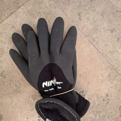 Eskularruak zwart, gisa salatu by Regio West-Vlaanderen iLost erabiliz