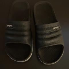 Zapatillas de baño Black Flip Flops, size 40/41, ha sido reportado por MEININGER Hotel Dresden Zentrum con iLost