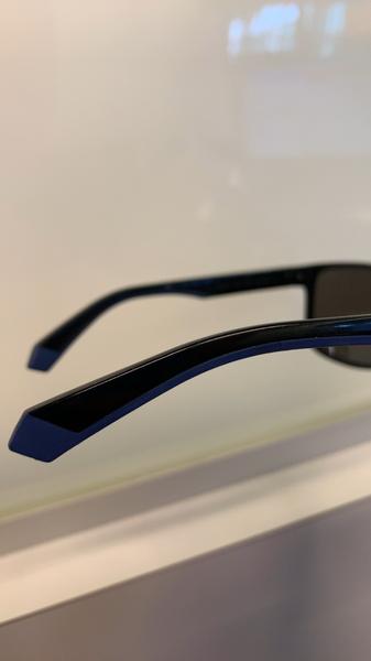 Des lunettes de soleil zwart en blauw