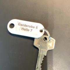열쇠 with white Keychain, iLost를 사용하여 MEININGER Hotel Bremen Hauptbahnhof에 보고됨