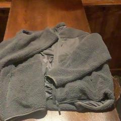 Dzseki Jas fleece grijs, amint azt Café Leentje az iLost segítségével jelentette.