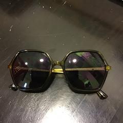 Gafas de sol, segundo informou Qbuzz U-OV usando iLost